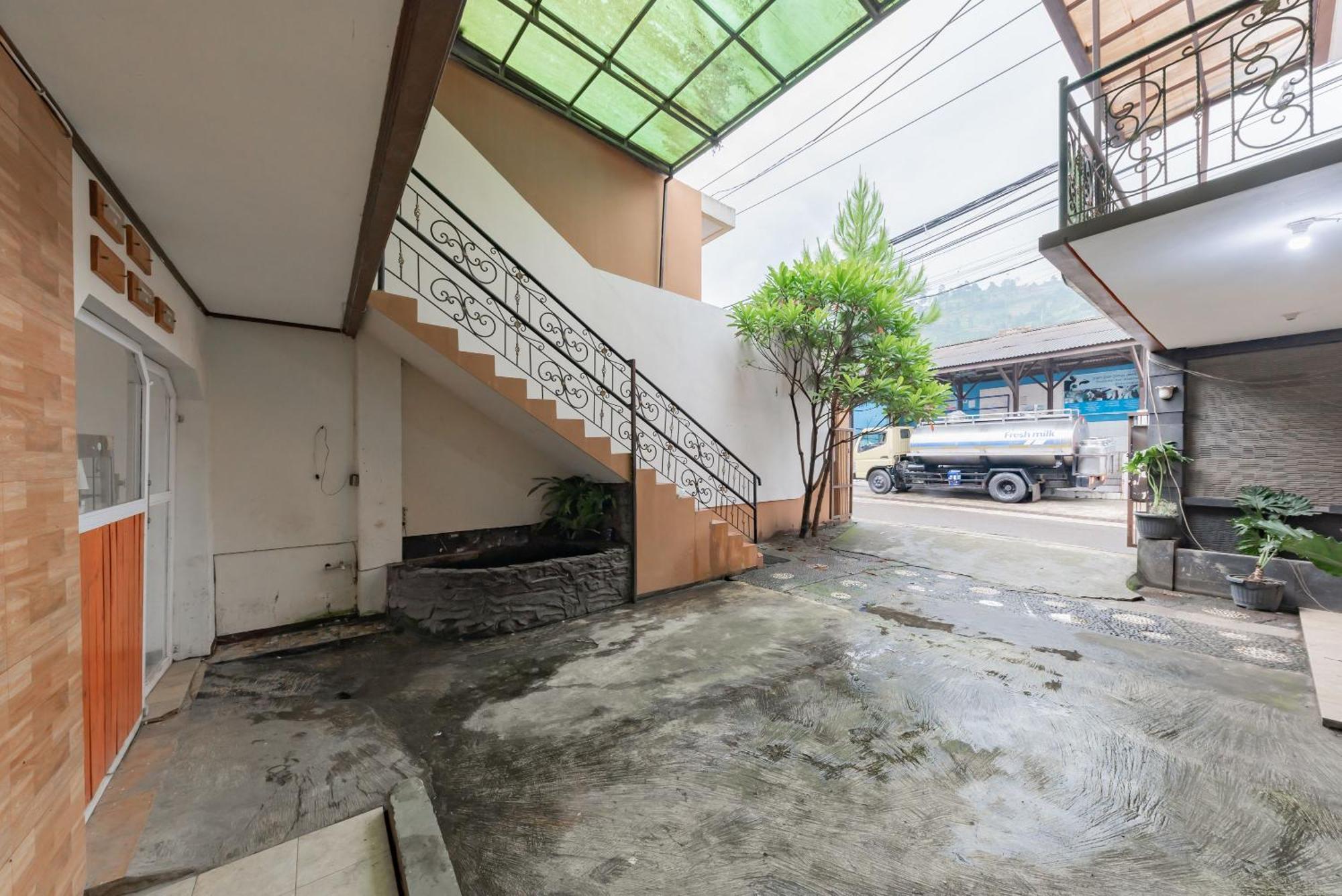 Reddoorz Near Cikole Lembang Hotel Bagian luar foto